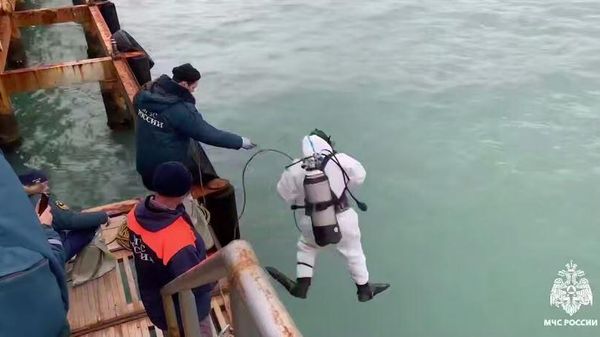 Водолазы МЧС России обследуют акваторию Черного моря в зоне ЧС