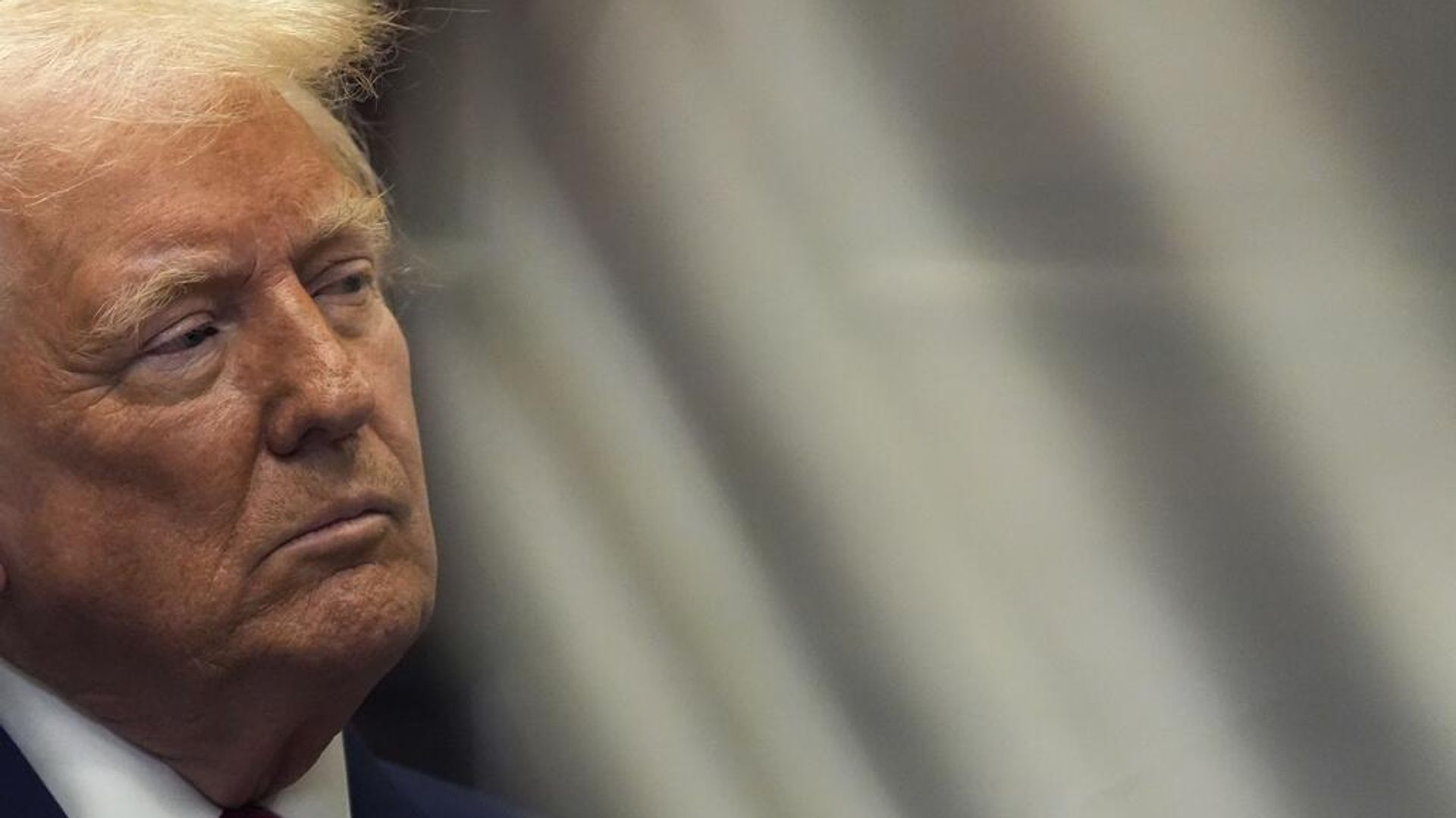 Президент Дональд Трамп наблюдает за пресс-конференцией в зале Рузвельта Белого дома во вторник, 21 января 2025 года, в Вашингтоне. (AP Photo/Джулия Демари Нихинсон) - РИА Новости, 1920, 11.02.2025