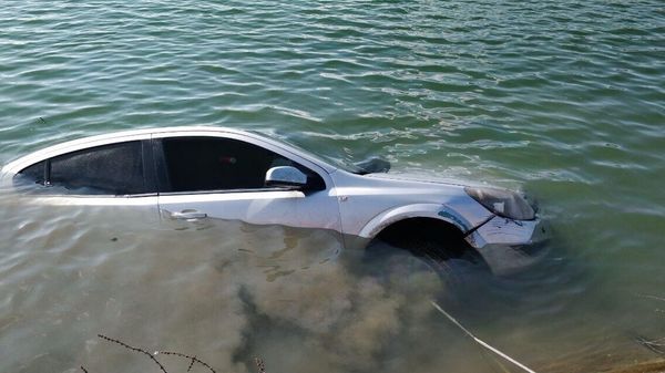 В Симферопольском районе машина утонула в водоеме