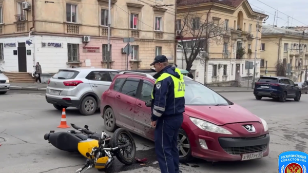 В Севастополе иномарка сбила мотоциклиста