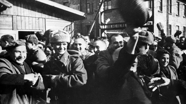 Узники Освенцима в первые минуты после освобождением лагеря Советской Армией