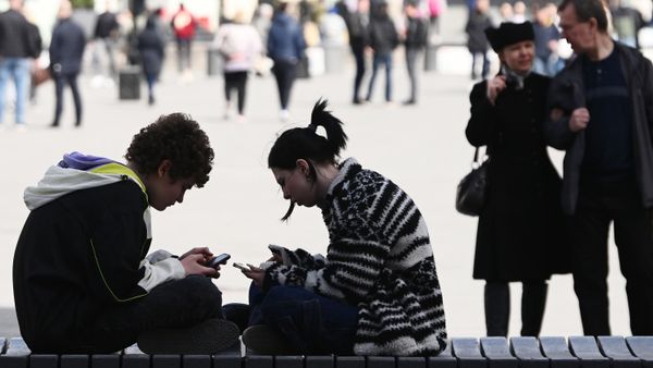 Молодые люди во время отдыха на улице 