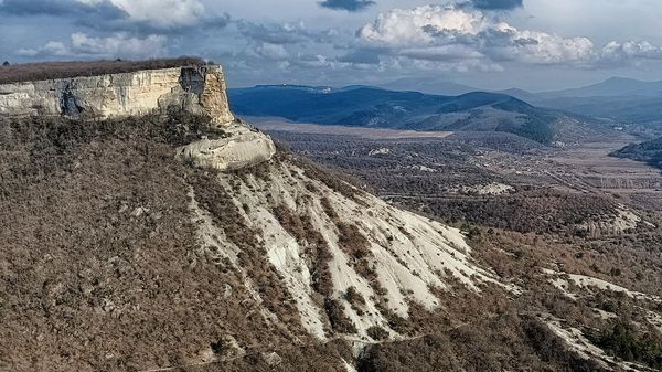 Вид на Качинскую долину и гору Кыз-куме
