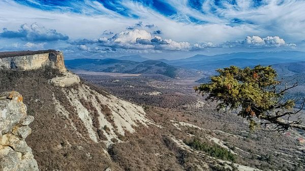 Вид на Качинскую долину и гору Кыз-куме