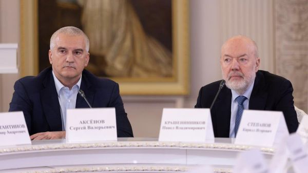 Глава Крыма Сергей Аксенов (слева) принимает участие в заседании круглого стола в Ливадийском дворце, посвященном 80-летию Ялтинской конференции 1945 года