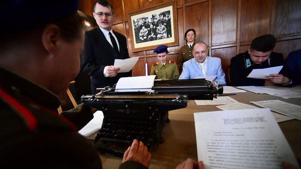 Реконструкторы перед началом заседания круглого стола в Ливадийском дворце, посвященном 80-летию Ялтинской конференции 1945 года