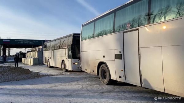 Автобусы для российских военных, возвращенных из украинского плен. Стоп-кадр видео