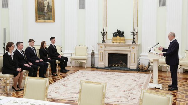Президент Владимир Путин вручил премии президента в области науки и инноваций молодым ученым за 2024 год