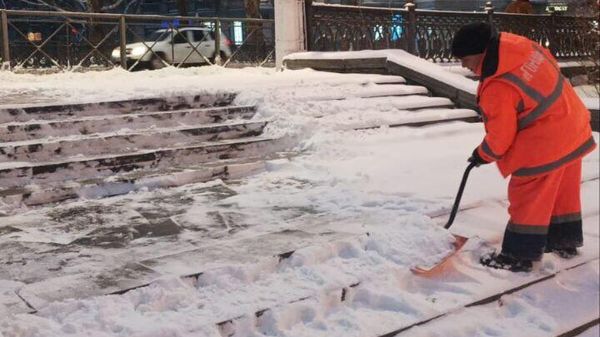 Уборка снега на улицах Симферополя