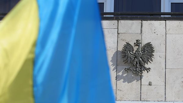 Флаг Украины и герб Польши у посольства Польши в Киеве