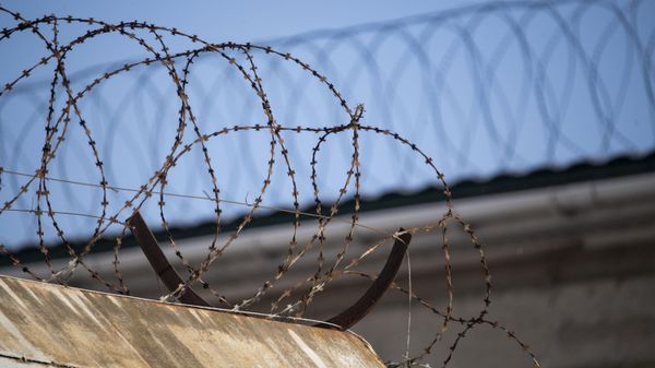 Колючая проволока в исправительном учреждении