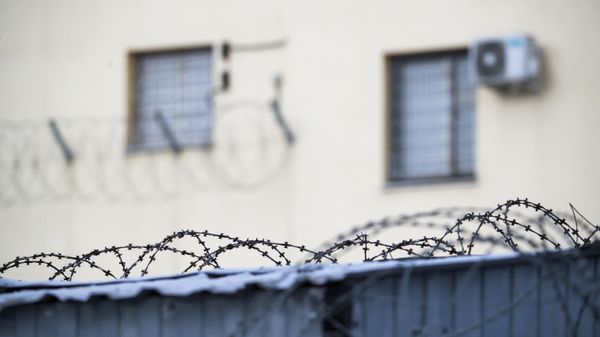 Колючая проволока в исправительном учреждении