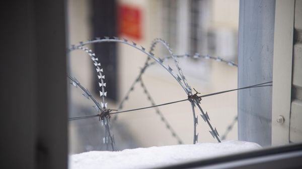 Колючая проволока в исправительном учреждении