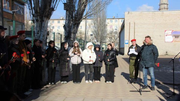 В Феодосии открыли памятную доску на фасаде школы №17