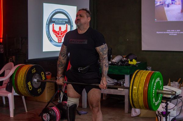 Юрий Тишков - спортсмен с нарушением опорно-двигательного аппарата, который занимается пауэрлифтингом