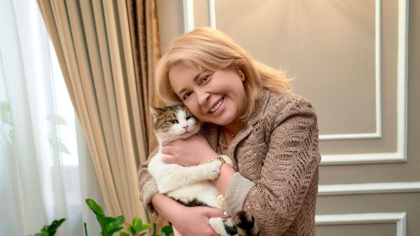 Глава администрации Ялты Янина Павленко со спасенной в Ласточкином гнезде кошкой Мусей