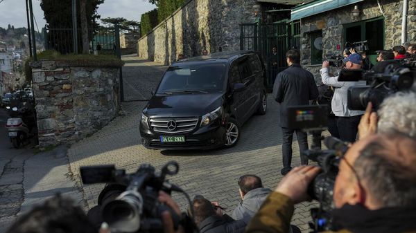 Автомобиль выезжает с территории резиденции генконсула США в Стамбуле после встречи представителей РФ и США