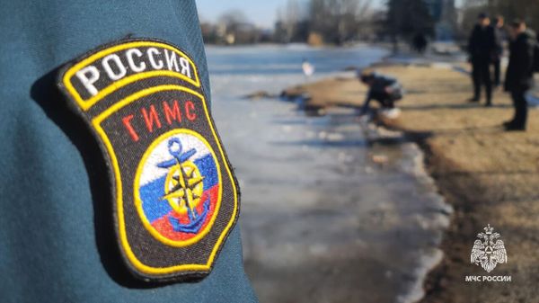 Сотрудники ГУ МЧС России по Крыму инспектируют замерзшие водоемы в Симферополе
