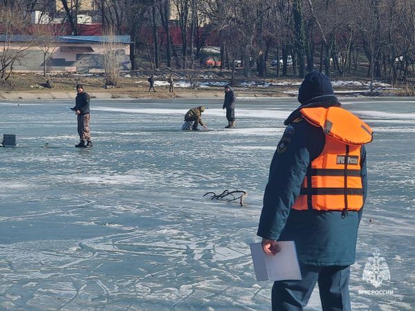 Сотрудники ГУ МЧС России по Крыму инспектируют замерзшие водоемы в Симферополе