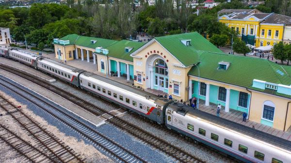 Железнодорожный вокзал в Феодосии Железнодорожный вокзал в Феодосии