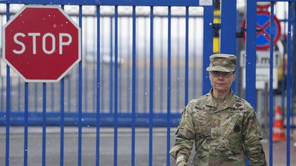 Офицер армии США идет после выгрузки транспортных средств из транспортного самолета п