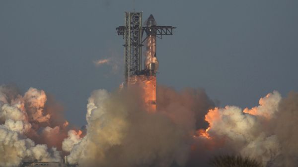 Starship компании SpaceX стартует для испытательного полета с базы Starbase в Бока-Чика, штат Техас, США
