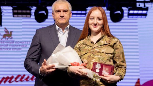 Сергей Аксенов поздравил женщин с 8 марта