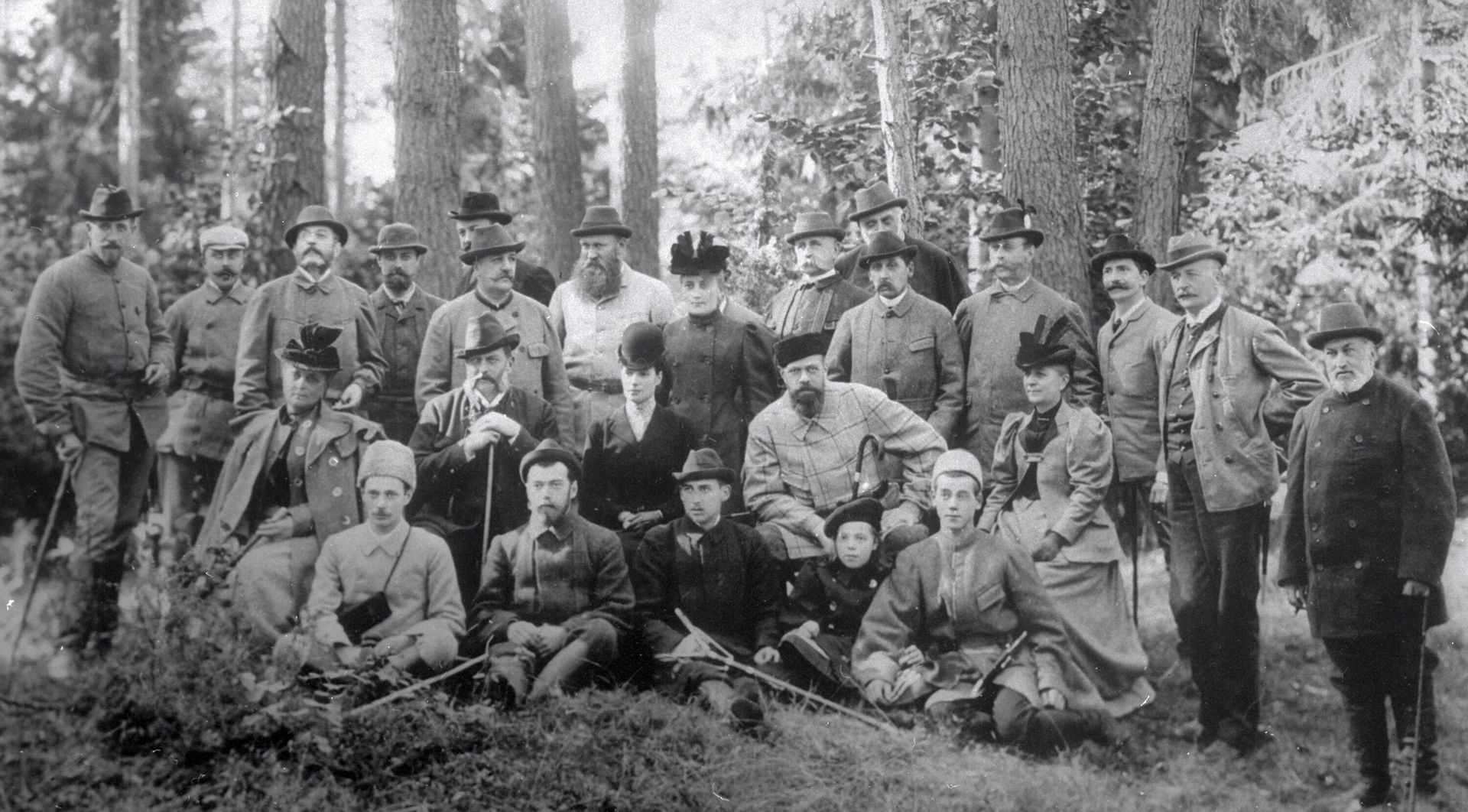 Император Александр III (2 справа в среднем ряду) и его окружение на охоте, последняя прижизненная фотография - РИА Новости, 1920, 08.03.2025