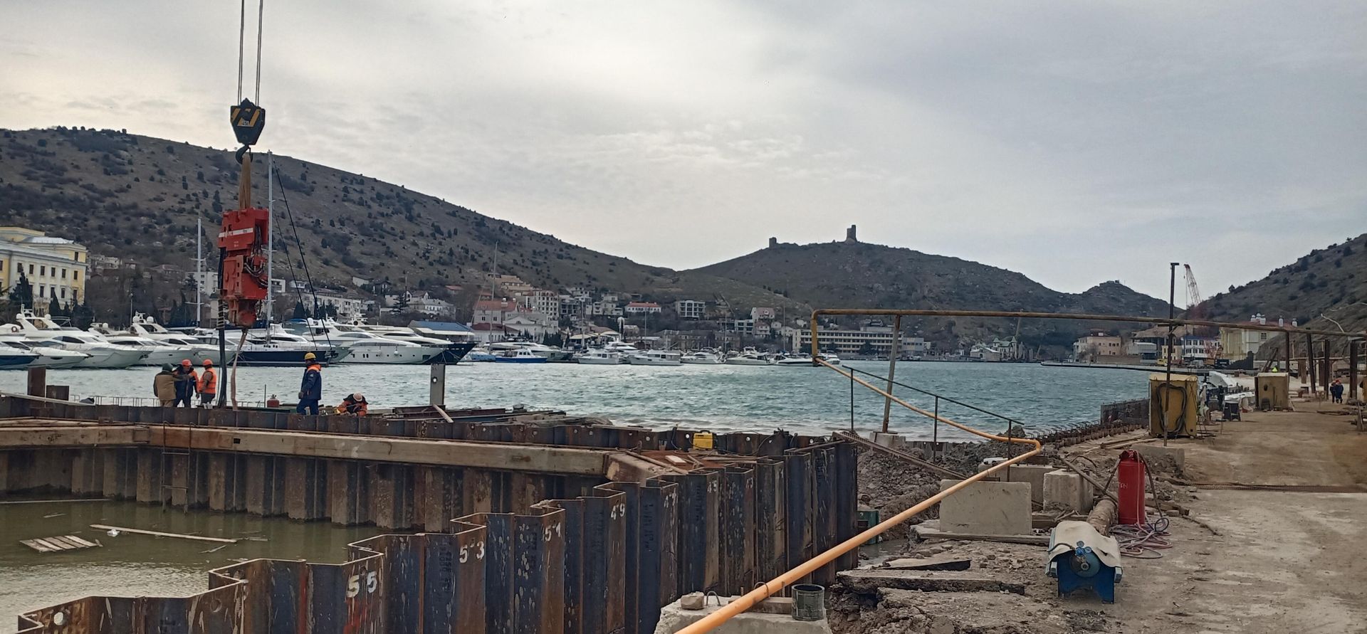 Работы кранов в корне Балаклавской бухты в месте впадения в море реки Балаклавки - РИА Новости, 1920, 13.03.2025