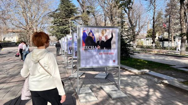 В честь одиннадцатой годовщины Общекрымского референдума власти Крыма возложили цветы к памятникам Народному ополчению всех времен и памятнику Вежливым людям.