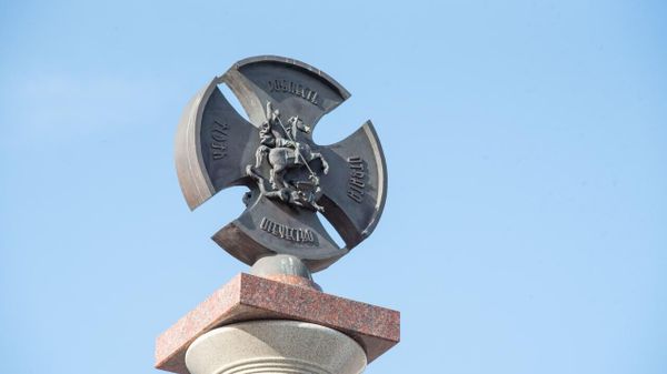 В честь одиннадцатой годовщины Общекрымского референдума власти Крыма возложили цветы к памятникам Народному ополчению всех времен и памятнику Вежливым людям.