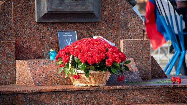 В честь одиннадцатой годовщины Общекрымского референдума власти Крыма возложили цветы к памятникам Народному ополчению всех времен и памятнику Вежливым людям.
