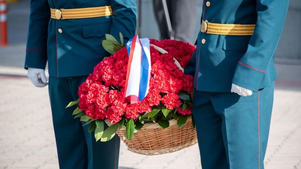 В честь одиннадцатой годовщины Общекрымского референдума власти Крыма возложили цветы к памятникам Народному ополчению всех времен и памятнику Вежливым людям.