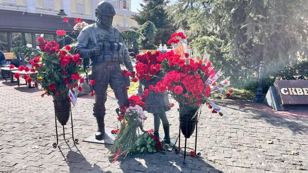 В честь одиннадцатой годовщины Общекрымского референдума власти Крыма возложили цветы к памятникам Народному ополчению всех времен и памятнику Вежливым людям.