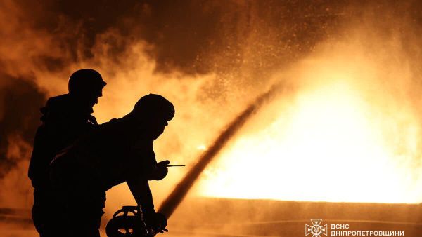 Украинские пожарные тушат возгорание после ударов