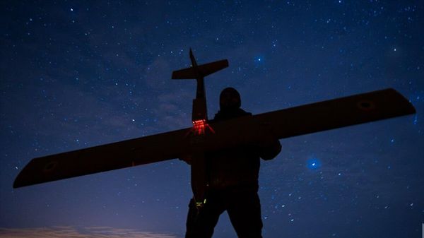 Боевик ВСУ запускает беспилотник Боевик ВСУ запускает беспилотник
