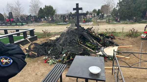 Вандалы подожгли могилу военкора Александра Федорчака и еще трех бойцов СВО: Галагуза Евгения, Лукашова Виталия и Главатого Сергея Вандалы подожгли могилу военкора Александра Федорчака и еще трех бойцов СВО: Галагуза Евгения, Лукашова Виталия и Главатого Сергея