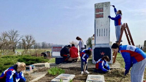 Крымские студенты привели в порядок 72 памятника и братских могил ВОВ