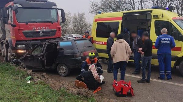 Грузовик и легковушка столкнулись под Судаком