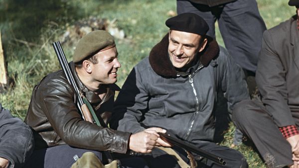 Летчики-космонавты СССР Юрий Гагарин и Владимир Комаров на охоте