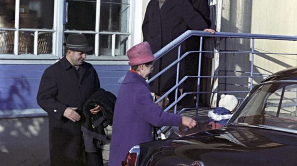 Летчик-космонавт СССР Юрий Гагарин с женой Валентиной и детьми