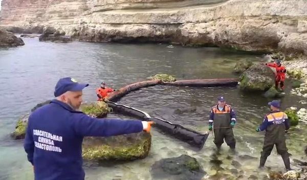 В море опускают специальное заграждение