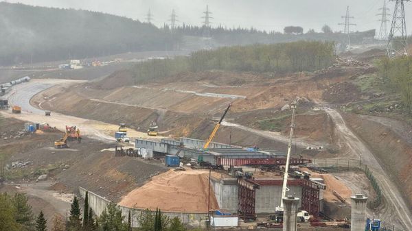 На трассе в обход Алушты начали собирать виадук высотой 35 метров