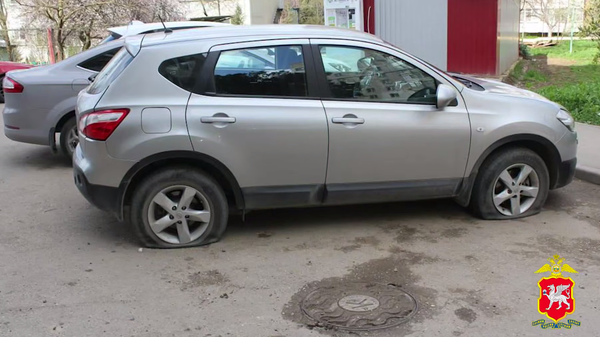В Керчи двое парней порезали шины 12 автомобилям