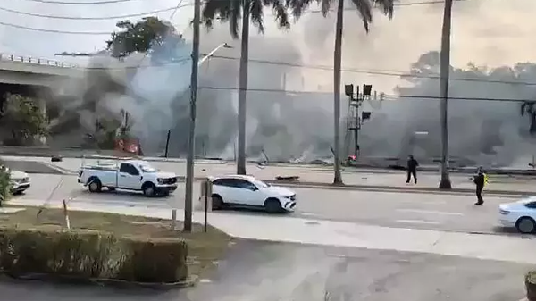 Пожар на месте падения легкомоторного самолета рядом с аэропортом Бока-Ратон во Флориде, США. Кадр видео