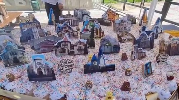В Крыму испекли гигантский кулич, украсив его пряниками с изображениями достопримечательностей полуострова