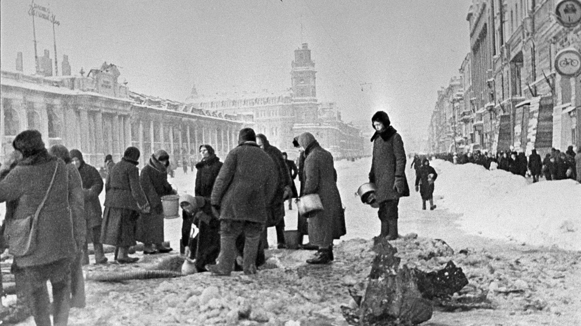 Жители блокадного города набирают воду из пробитого при обстреле водопровода - РИА Новости, 1920, 18.01.2026