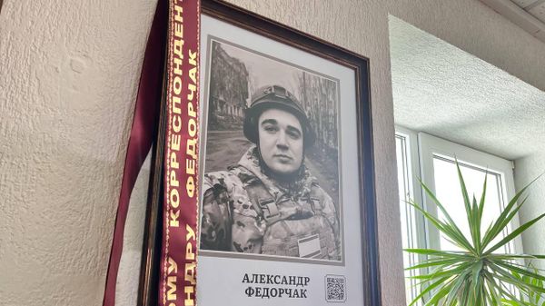 Потрет военкора Федорчака открыли в Зале славы крымской журналистики
