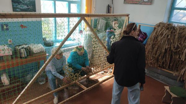 Сети плетут в основном волонтеры серебряного возраста