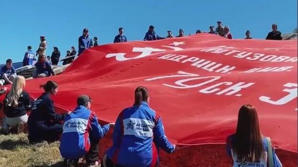 В Крыму молодежь развернула Знамя Победы в Сакском районе